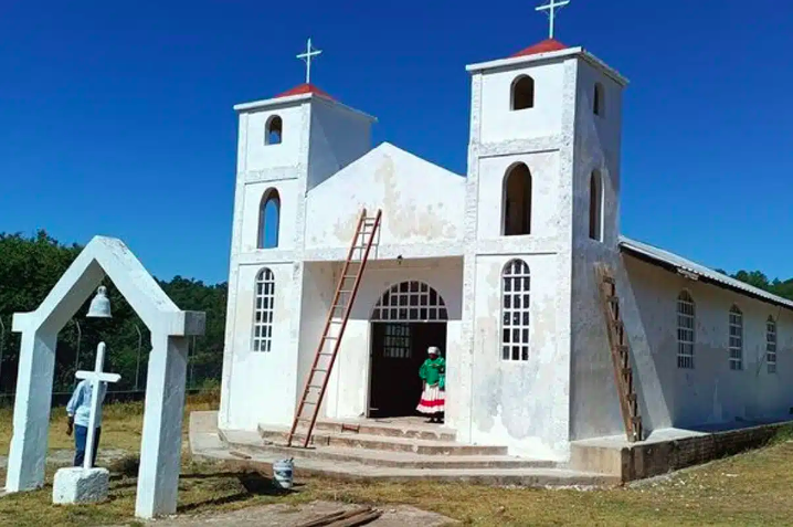 Indígenas de Chihuahua reconstruyen iglesia baleada por criminales